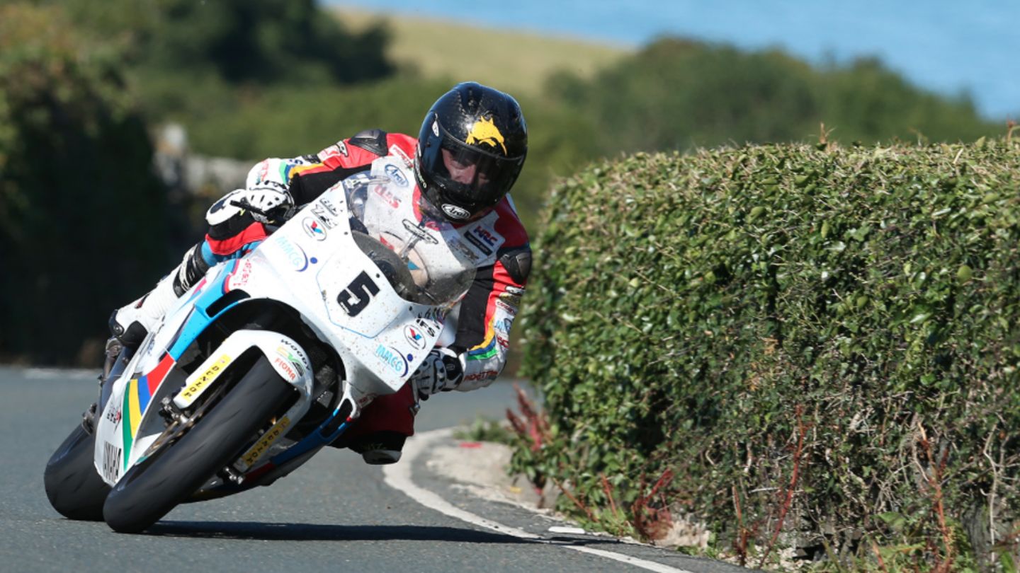 Bruce Anstey sets new two stroke TT lap record | Superbike Magazine